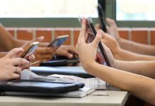 Prohíben el uso de celulares en las escuelas primarias de Provincia para fines no educativos