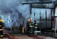 Se incendió una reconocida fábrica de yogures en Pilar