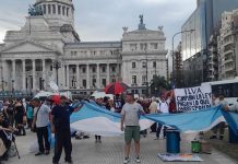 A casi dos meses del conflicto en ILVA, trabajadores despedidos de la fábrica de Pilar marcharon al Congreso