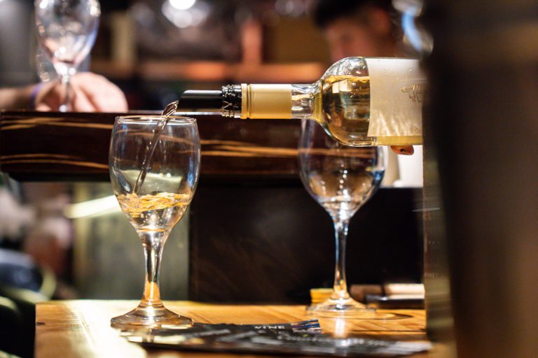 Una noche dedicada a los vinos en Ciudad Jardín tendrá catas, descuentos y gastronomía