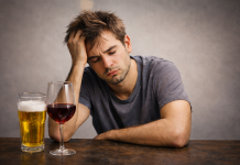 Resaca: por qué ocurre, cómo atenuarla y por qué no todos la sufren igual resaca-alcohol-qpw