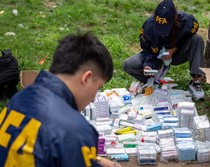 Megaoperativo en Tres de Febrero allanan feria ilegal en una plaza con venta de medicamentos truchos (2)