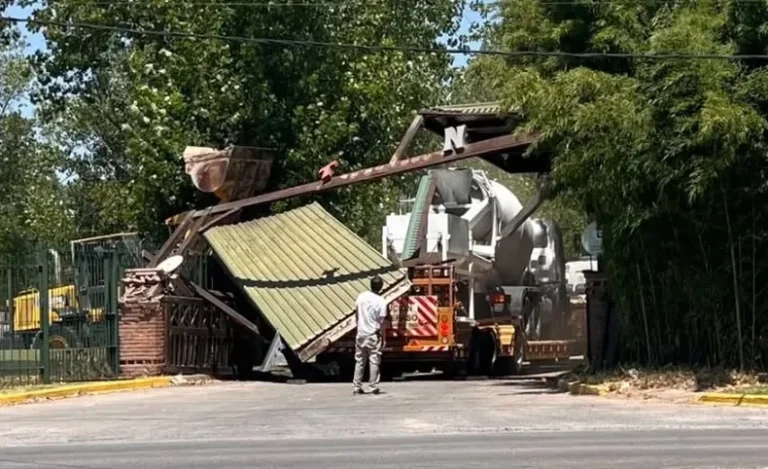 Un camión destruyó la entrada principal de Temaikén en Escobar