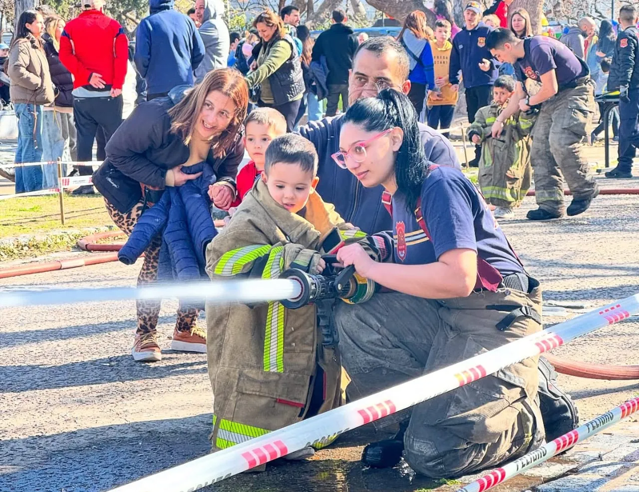 Los Bomberos de Villa Ballester celebran el Día del Niño con tirolesa, paseos en autobomba y más actividades