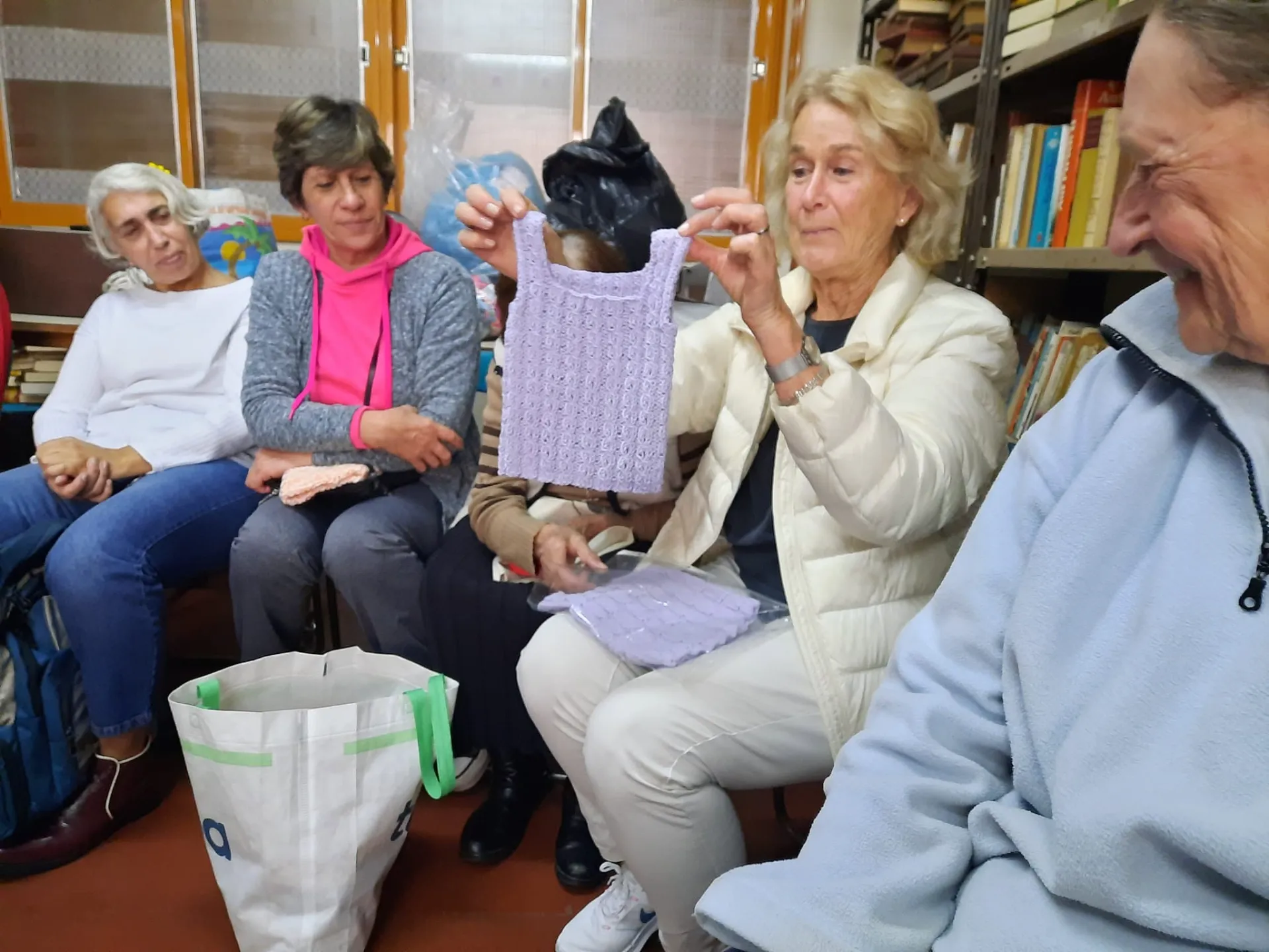 Vicente López: un grupo de tejedoras solidarias presenta un libro que reúne las historias de casi dos décadas de trabajo voluntario