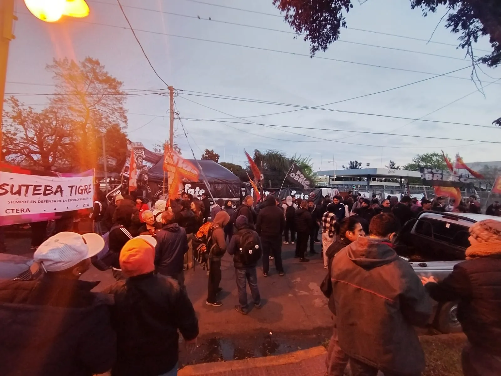 Conflicto en Fate: trabajadores concentran en la puerta de la planta de San Fernando en rechazo al desalojo ordenado por la justicia