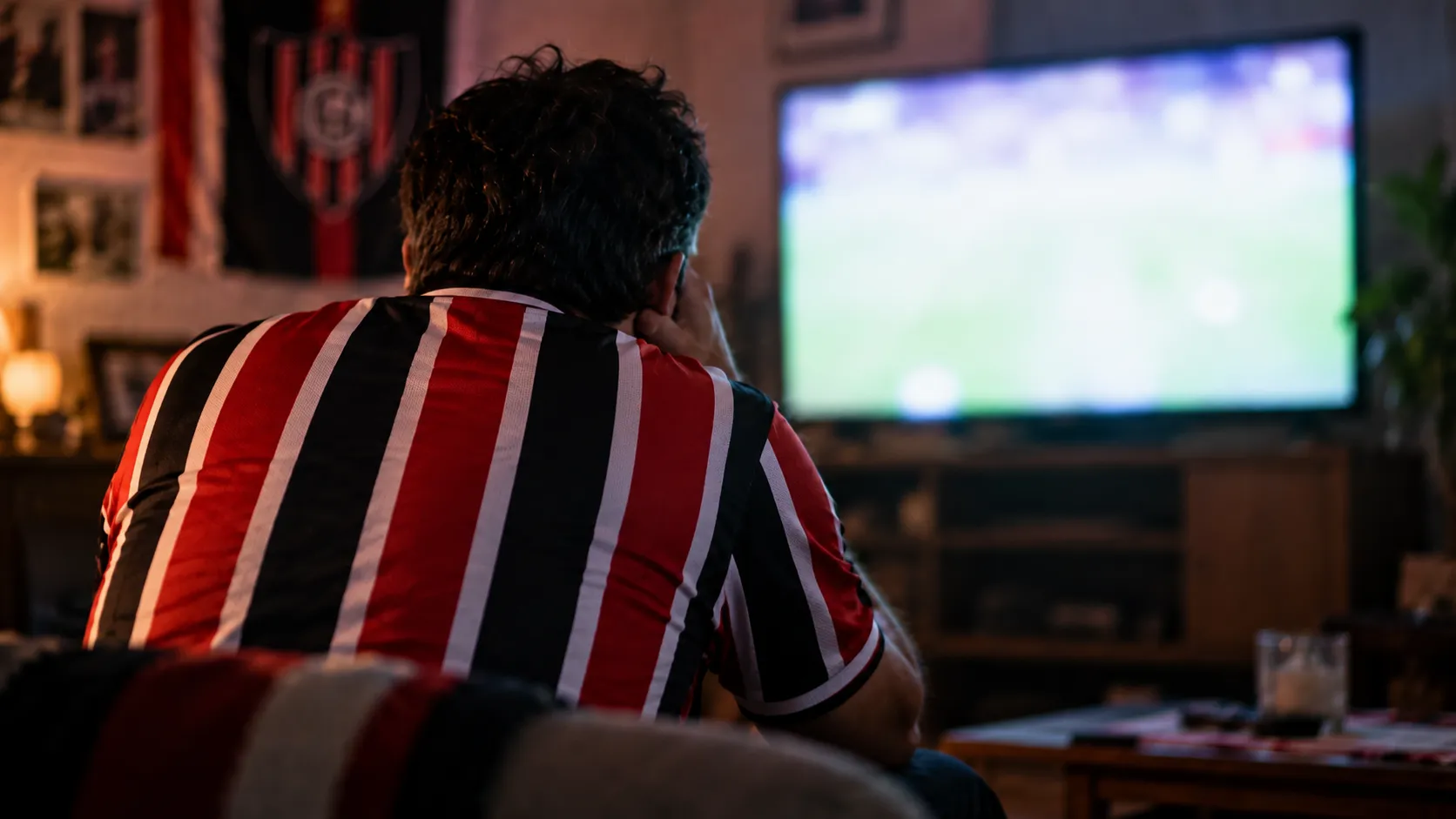 hincha de chaca viendo TV - QUEPASAWEB - SOLO CHACA