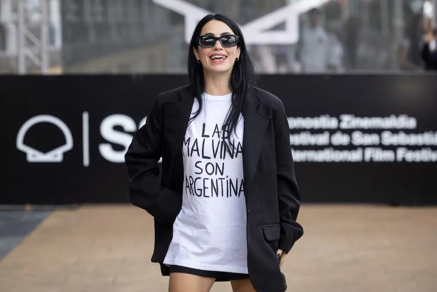 De San Sebastián a Tigre: la remera de Malvinas que usó Lali ayudará a excombatientes locales