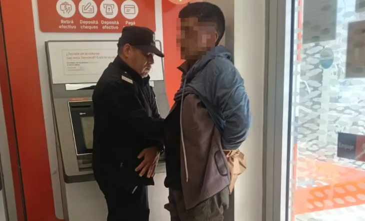 Intento de robo y disparos en el Banco Galicia de Lomas del Mirador: clientes redujeron a uno de los delincuentes