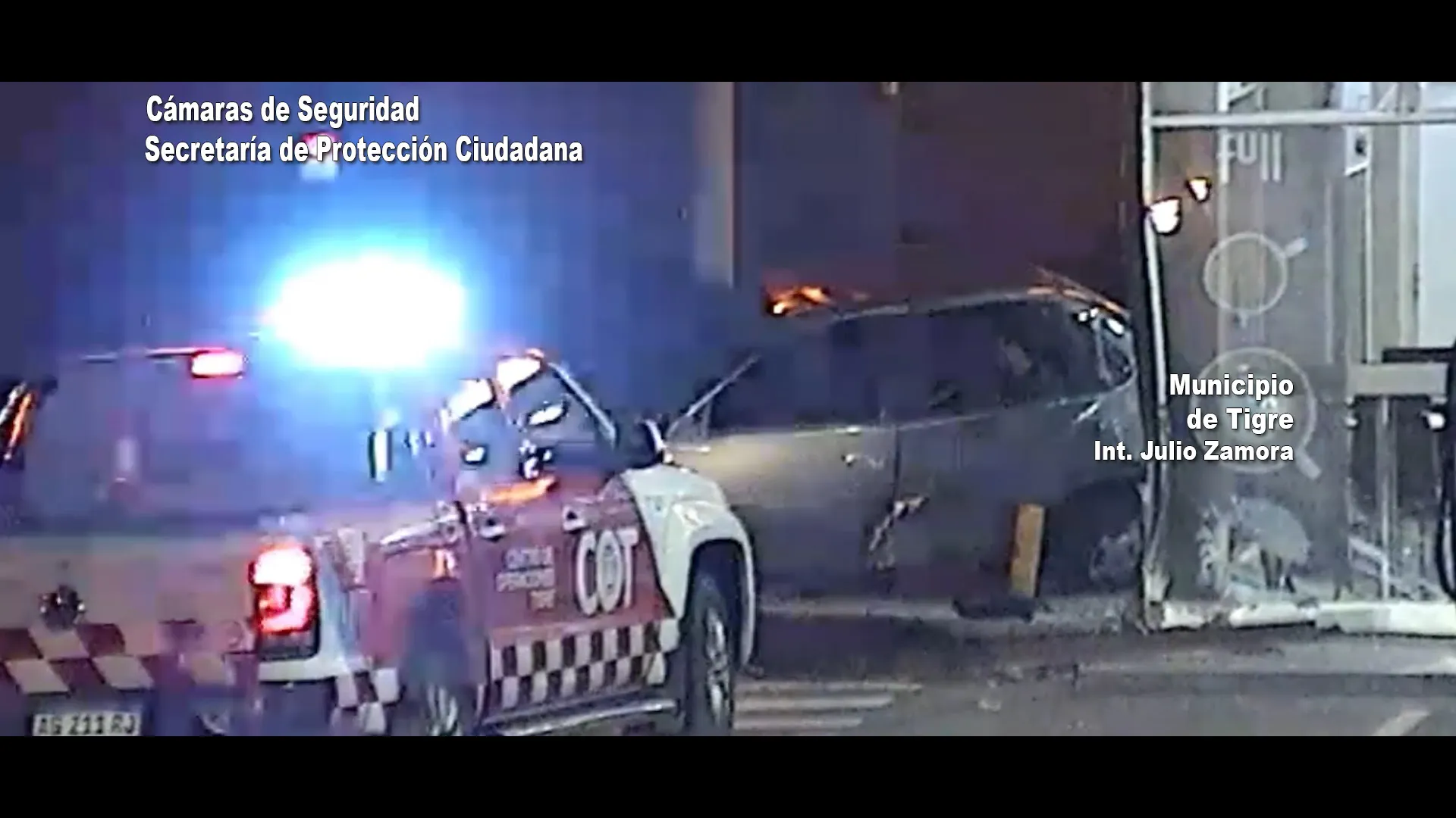 Video: un auto chocó contra una estación de servicio en Tigre y uno de sus ocupantes fue detenido