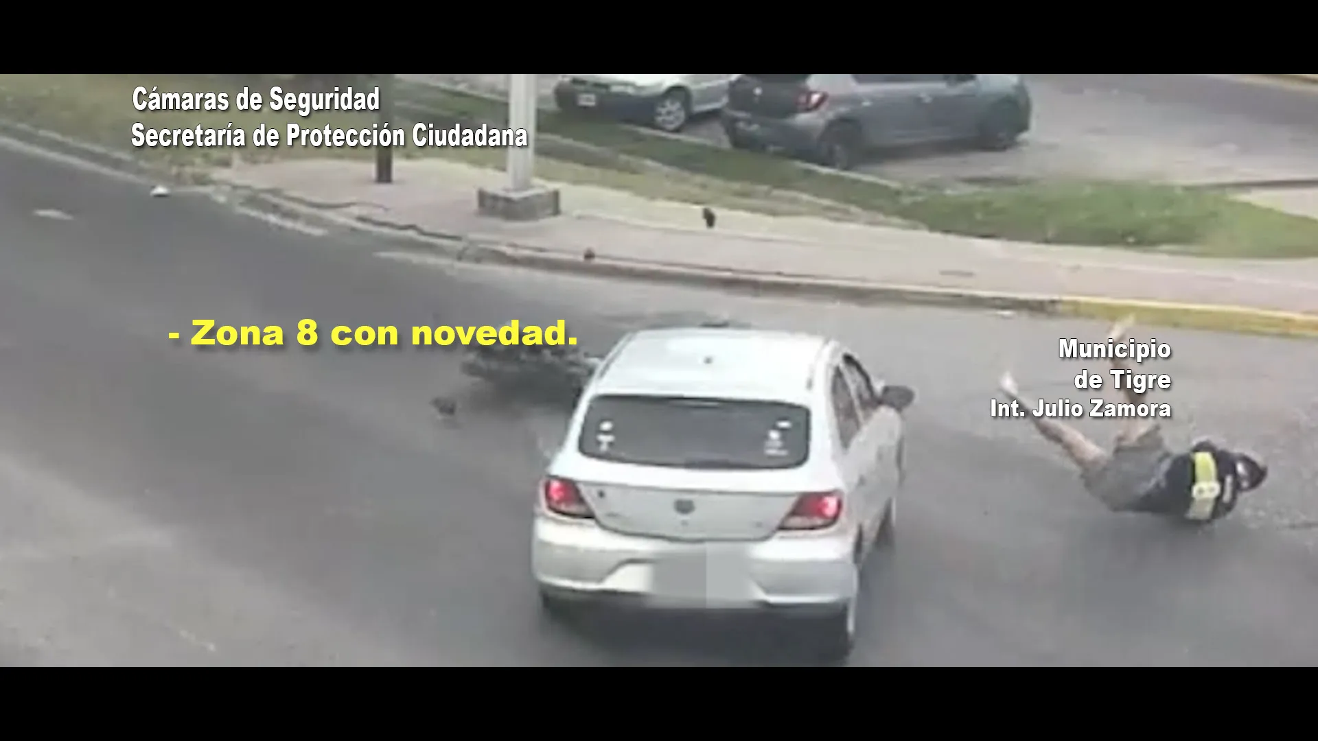 Video: un auto cruzó en rojo y chocó a una moto en Tigre