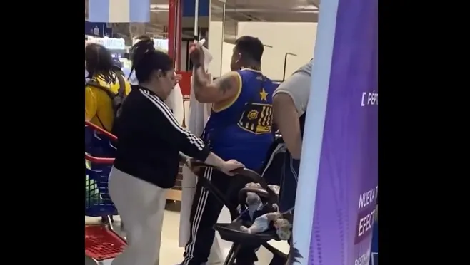 Video: compró un televisor, no se lo quisieron cambiar y fue a reclamar a Carrefour del Soleil con la barra de Central Ballester
