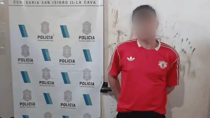 Video: golpeó a su pareja con un casco en plena calle y fue detenido en San Isidro