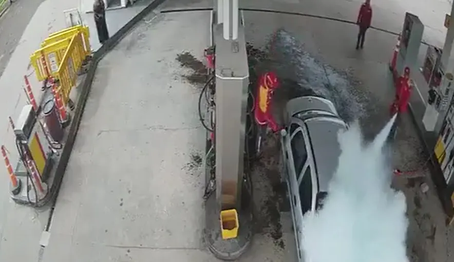 Video: roció con nafta un auto e intentó incendiar una estación de servicio en Merlo