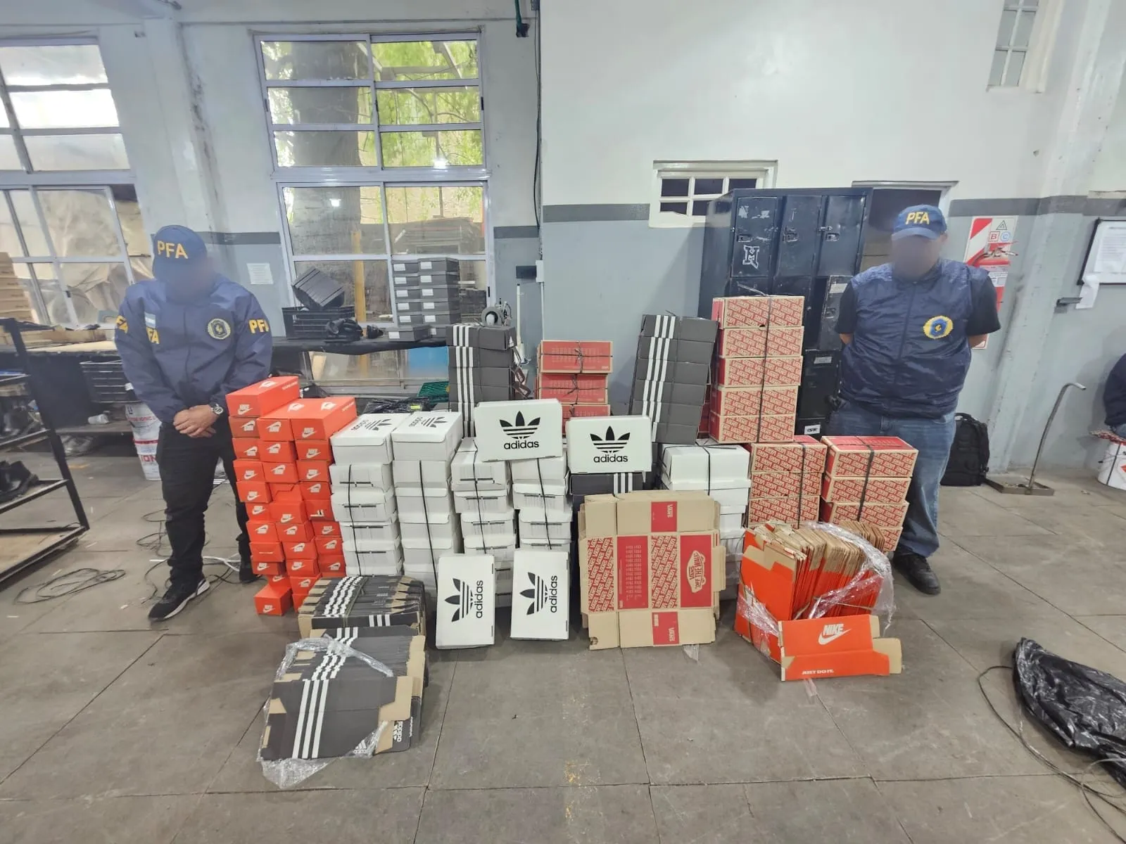 La Matanza: descubrieron una fábrica clandestina de zapatillas de primeras marcas y secuestraron más de 1.600 pares falsificados zapatilla la matanza