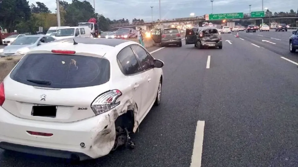 Choque en Panamericana dejó dos heridos y hay fuertes demoras
