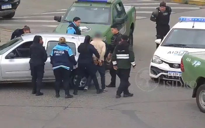 Video: detuvieron a un hombre que circulaba en un auto con pedido de captura tras el robo a una casa en San Isidro