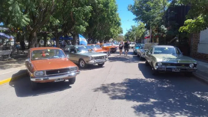 Exposición de autos clásicos, motos antiguas y arte en el centro comercial de Martínez