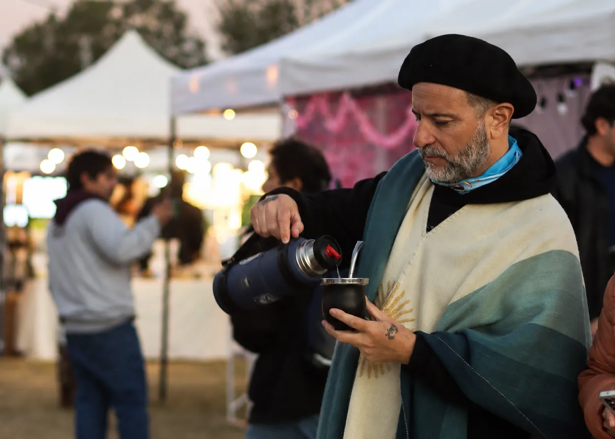 Del asado y las empanadas al folklore y los artesanos: San Isidro recibe una fiesta de tradiciones argentinas junto al río