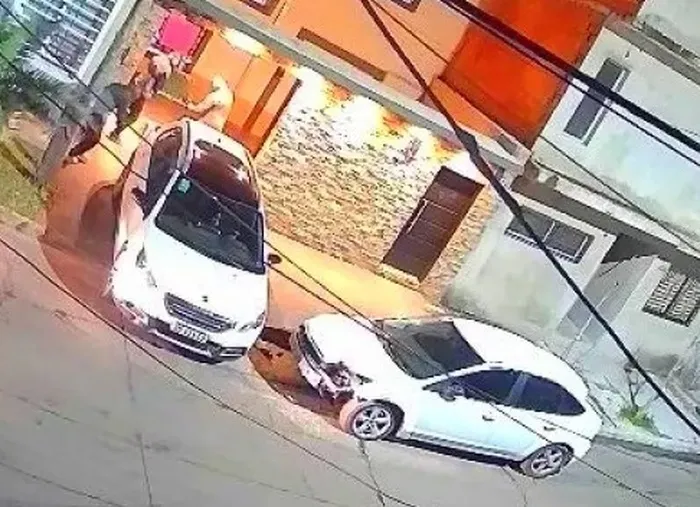 Video: cuatro delincuentes armados robaron en Morón a una pareja con hijos menores dentro de su casa