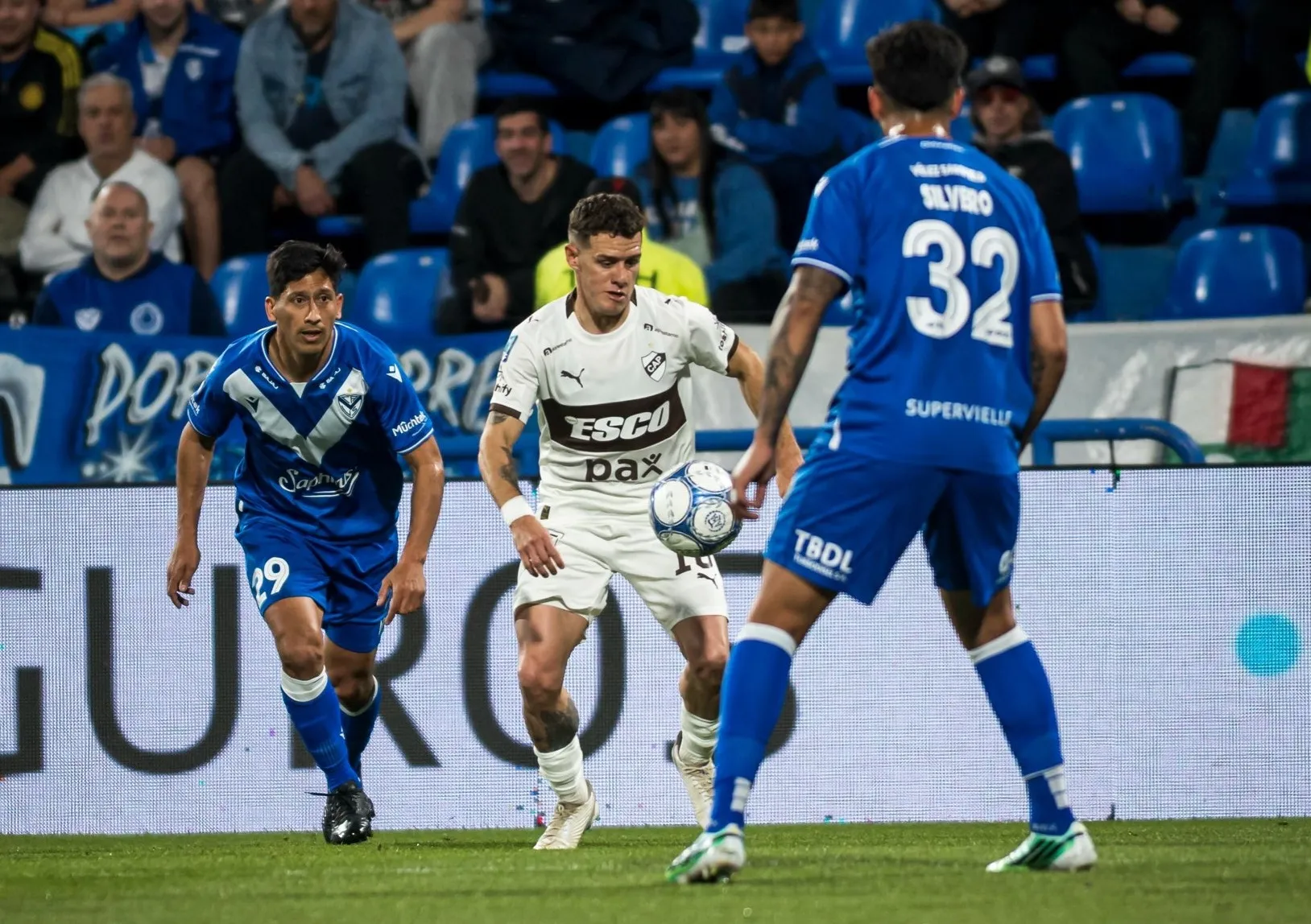 Platense rescató un empate sobre el final ante Vélez en Liniers