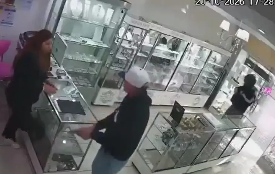 Video: entraron armados a una joyería de Merlo, rompieron una vitrina a martillazos y escaparon con piezas de oro