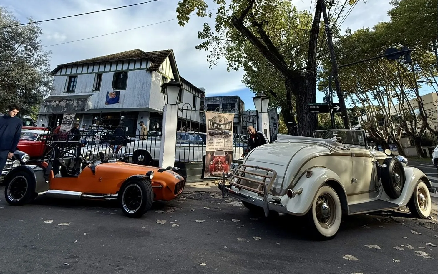 Exposición de autos clásicos, motos antiguas y arte en el centro comercial de Martínez