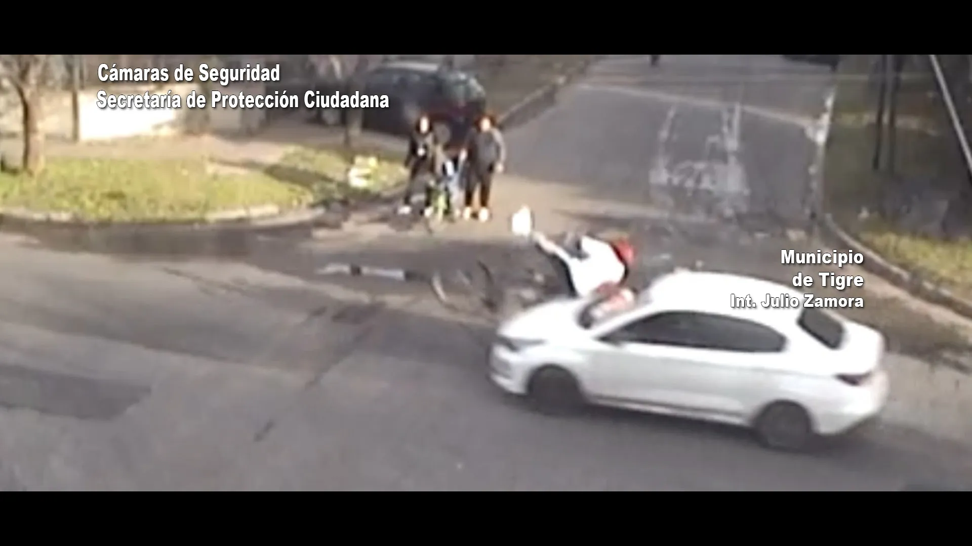 Video: un auto atropelló a una bicicleta en Tigre y el ciclista debió ser trasladado al hospital