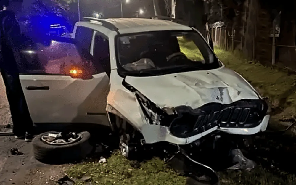 Video: se filmó manejando a 140 km/h y chocó contra un poste en Escobar